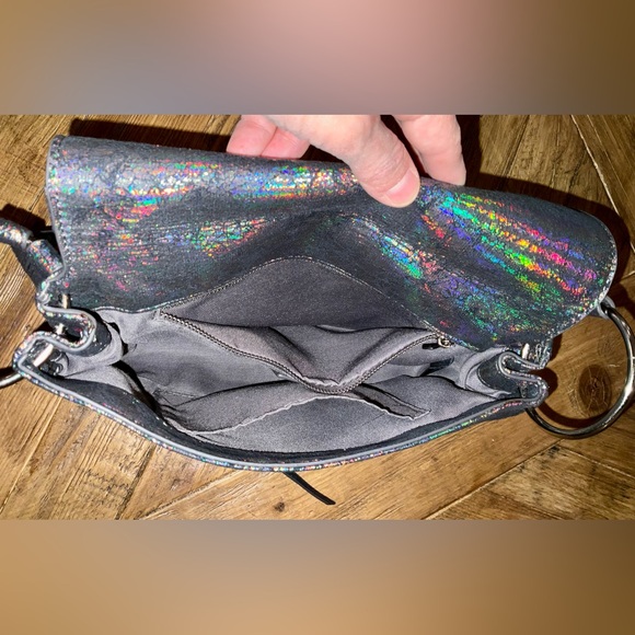 Urban Outfitters oil slick crackled print shoulder bag with silver rings - nwot - Picture 8 of 9